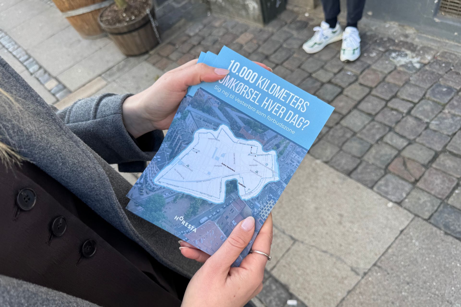 HORESTA delte en masse flyers ud til erhvervsdrivende i den potentielle nulemissionszone på Vesterbro.