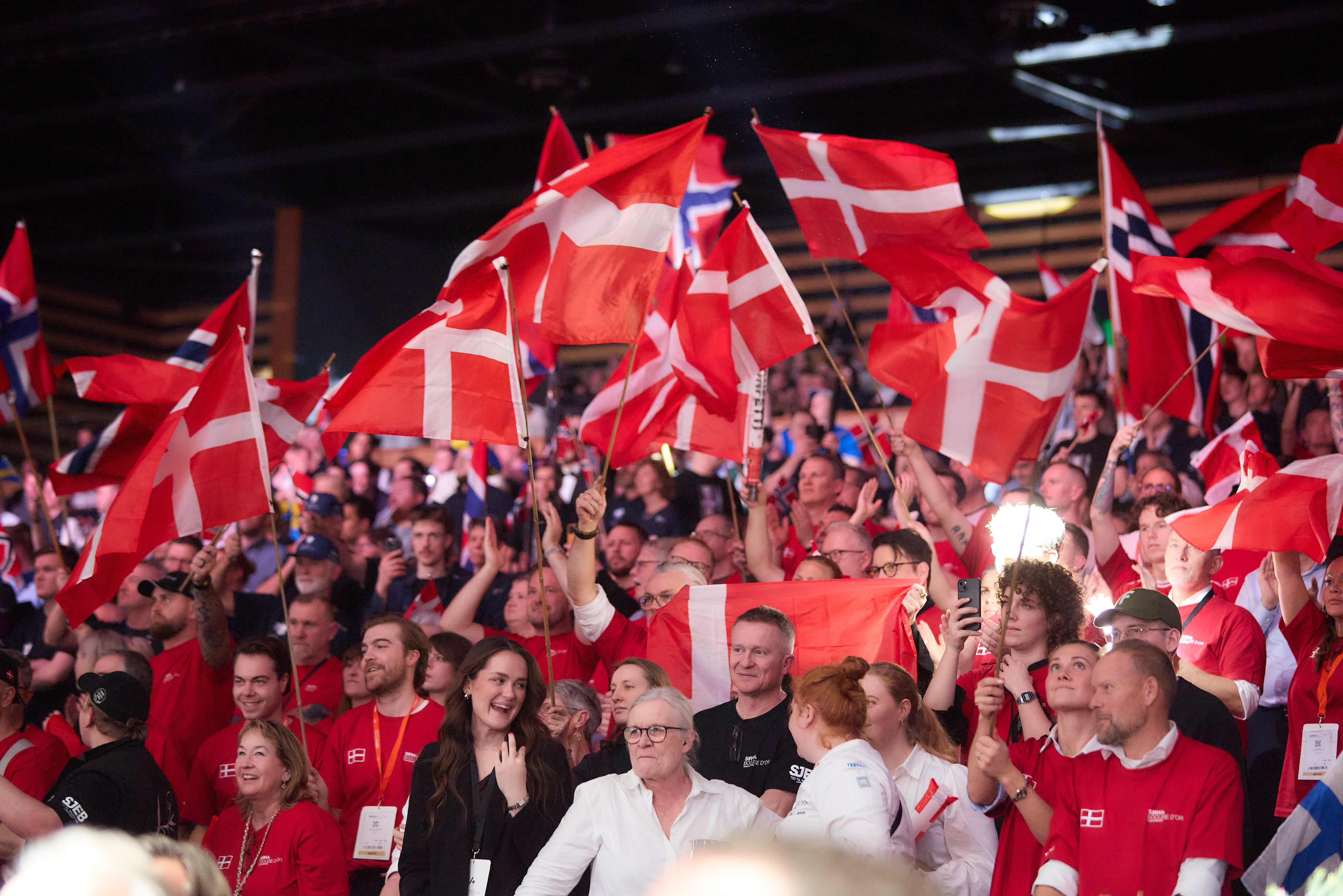 Danske fans var talstærkt tilstede på lægterne til Bocuse d'Or-finalen. Foto: Jesper Bøjlund.