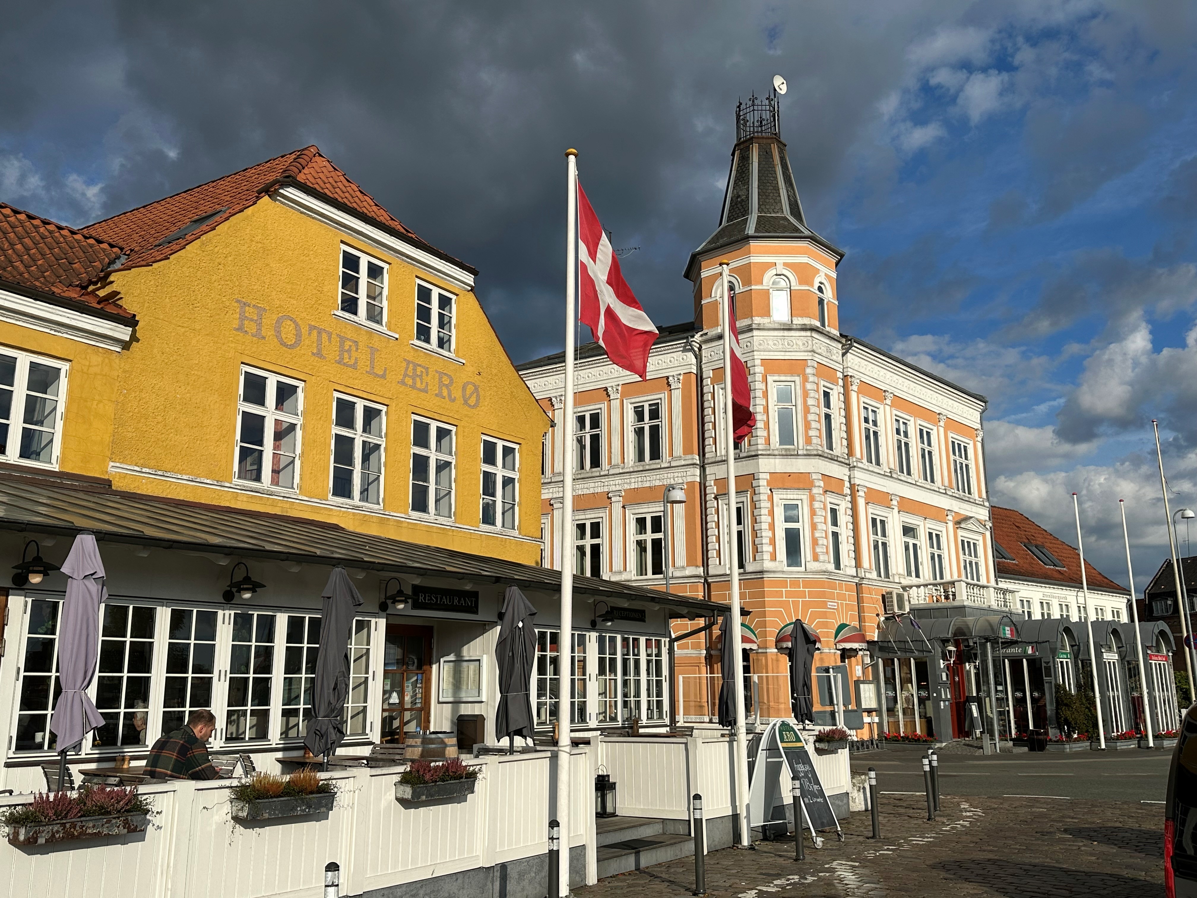 Den gule bygning, der huser Hotel Ærø ligger midt på Svendborg Havn.
