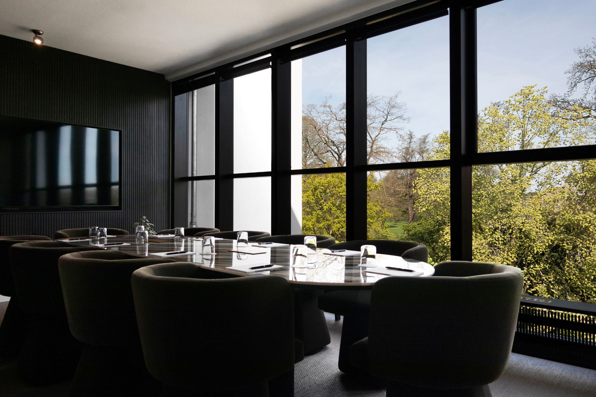 Flotte mødelokalefaciliteter med grøn udsigt. Foto: PR