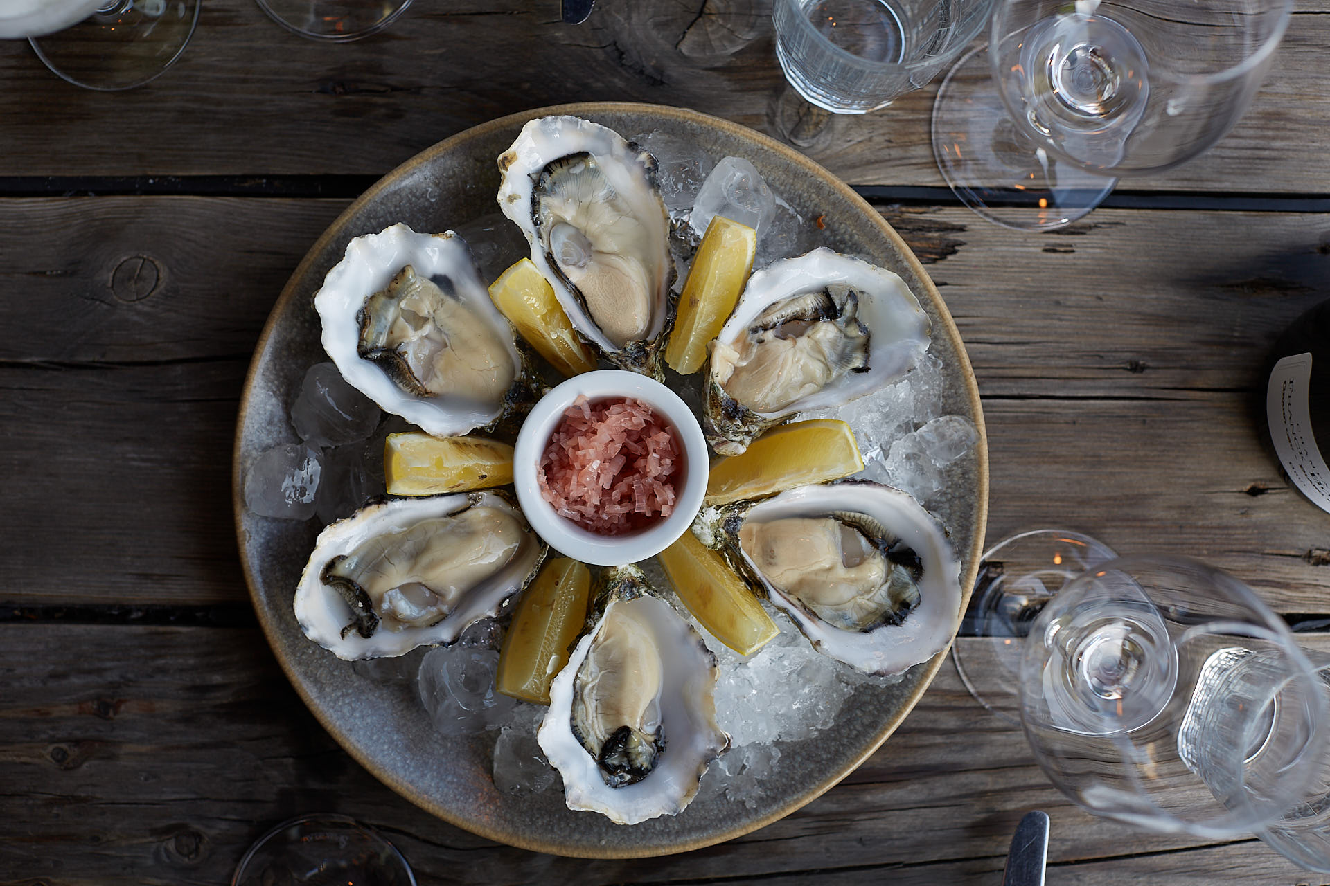 Menukortet hos Restaurant Pluto er varieret, hvor man blandt andet kan få Gillardeau oysters
